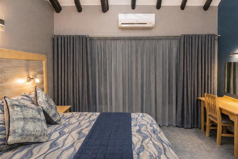 Badplaas, A Forever Resort: 10-Sleeper Guest House. 3 bedrooms (1 queen bed, 2 double beds, 2 single beds & bunker bed)